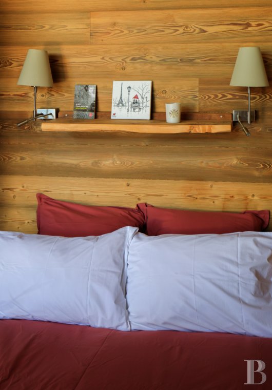 En Savoie, dans un hameau de la vallée de la Tarentaise, un grand chalet traditionnel rénové avec soin - photo  n°42